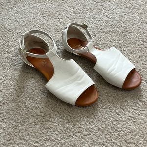 Roque helium, White flat sandals